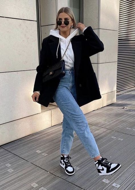 Style Airforce 1 Women Outfit, Airforce 1 Outfit Women Winter, Womens Nike Air Force 1 High Tops Outfit, High Top Pandas Outfits, Airforce 1 Outfit Women Casual Winter, Fall Nike Dunk Outfits, High Top Jordans Outfit Sneakers Women, Panda High Dunks Outfit Women, Jeans And Trainers Outfit Winter