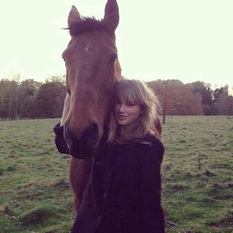 Taylor visited Youngsbury Estate in Hertfordshire, England today. 11/2/13 x Taylor Swift Fotos, Estilo Taylor Swift, Come Undone, Taylor Swift Album, Swift 3, Rory Gilmore, Long Live Taylor Swift, Live Taylor, Taylor Swift Pictures