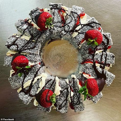 Australian Christmas Breakfast, Lamington Wreath Cake, Christmas Lamington Wreath, Christmas Edible Wreath, Dessert Christmas Wreath, Lamington Christmas Wreath, Australia Day Food Ideas, Christmas Dessert Australia, Christmas Decor Ideas Australia