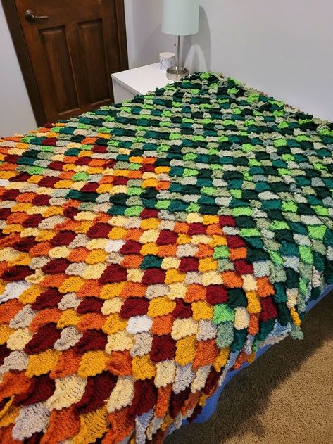 Crochet Leaves Blanket Free Pattern, Falling Leaves Afghan, Crochet Blanket Ideas Unique, Fall Themed Crochet Blankets, Dnd Crochet Blanket, Huge Crochet Blanket, Crochet Leaves Blanket, Crochet Hobbit Patterns, Crochet Blanket Unique