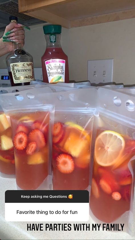 Henney Drinks, Homemade Drinks Alcohol Recipes, Liquor Drinks In Pouches, Selling Drinks Ideas, Liquor Recipes Mixed Drinks, Mixed Drinks Alcoholic Pouches, Alcoholic Drinks To Sell, Making Alcoholic Drinks, Food For Drinking Party