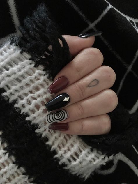 Short Emo Acrylic Nails, Motionless In White Inspired Nails, Goth Nail Inspo Acrylic, Gothic Acrylic Nails Coffin, Goth Acrylic Nails Short, Goth Manicure Short, Grunge Acrylic Nails Aesthetic, Nail Designs Alt, Nails Acrylic Gothic