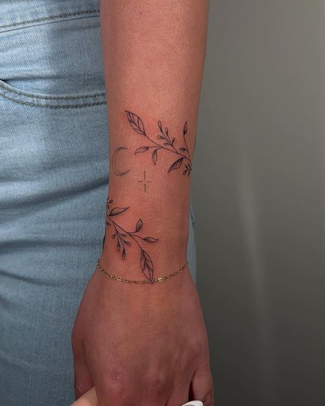 absolutely obsessed with these little wrap around vines ✨ Rose Around Arm Tattoo, Wrap Around The Arm Tattoo, Violet Wrap Around Tattoo, Wrapping Wrist Tattoo, Vine Tattoos Fine Line, Vines Wrapping Around Arm Tattoo, Patchwork Tattoo On Arm, Tattoos That Wrap Around Wrist, Wrap Around Vines Tattoo