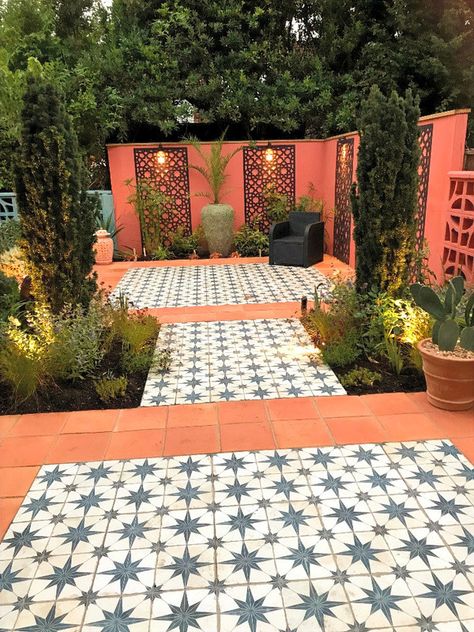 Small Spanish Patio Ideas, Tiles In Garden Ideas, Garden Moroccan Style, Tiles Garden Ideas, Tiled Courtyard Garden, Moroccan Outdoor Tiles, Small Courtyard Gardens Court Yard, Court Yard Garden Ideas Courtyards Patio, Garden Tiles Ideas