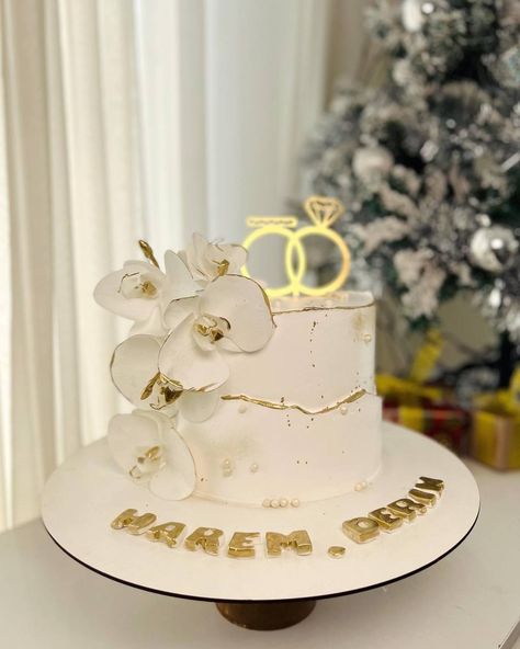 Cakes For Engagement Couple, Engagement Cake Designs Simple, Engagement Cake Ideas Elegant, Engagement Cake Designs, 18th Birthday Cake For Girls, Birthday Cake For Women Simple, Wedding Cake Simple Elegant, Engagement Party Cake, Modern Birthday Cakes