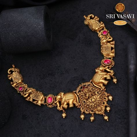 Luring this 22kt Antique gold necklace will go well with ethnic wear. Add a touch of charm to your festive occasions with this elegant Neckpiece. Gold Chocker Design Antique, Antic Necklace Gold, Antique Chain Designs, Antique Sets Gold, Antique Chains Gold, Temple Design Necklace Gold, Antique Jewelry Design, Temple Jewelry Necklace Jewellery Designs, Antique Gold Necklace Indian Bridal Jewelry