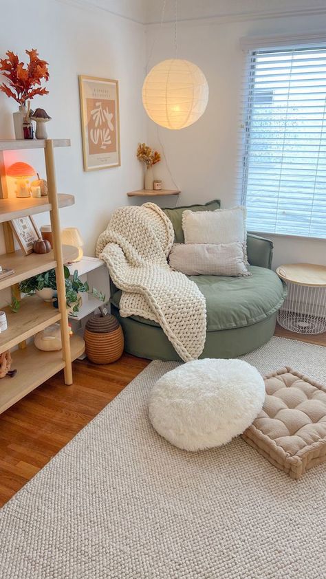 Studio Appartement Ideas Layout, Cozy Apartment Room Aesthetic, Cool Corner Room Ideas, Plant Apartment Aesthetic Living Room, House Decorating Aesthetic, Daybed Sitting Room Ideas, Reading Living Room Ideas, Small Living Room Ideas Apartment Modern Farmhouse, Bedroom Boho Aesthetic