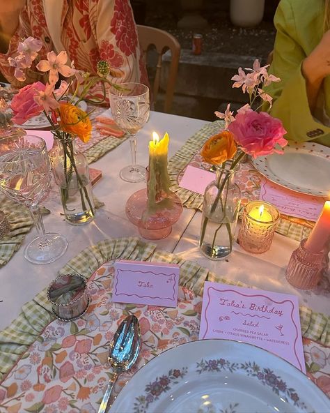 We can't get enough of @talliia's gorgeous outdoor hosting ideas 🍽️💐 The NYC based designer of table linen brand @maudeandmay has the best eye for pretty tablescapes - consider us inspired for our next summer party. #myrealhome #hostingtips #tablescape #outdoordining #partyinspo #newyorkapartment Inspi Makeup, Pretty Tablescapes, Outdoor Hosting, Sweet 17, Hosting Ideas, Birthday Dinner Party, Party Tablescapes, Dinner Party Summer, Dinner Party Table