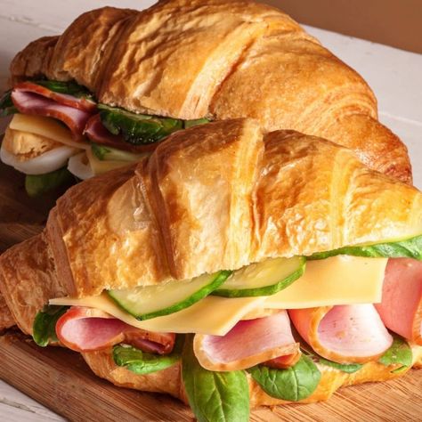 Crossiant Lunch Ideas, Best Croissant Sandwich, Crossaints Sandwich Recipes, Croissant Club Sandwich, Crossaint Sandwich Breakfast, Cold Ham Sandwich Ideas, Croissants Sandwiches Ideas, Sandwiches On Croissants, Crossiant Sandwich Recipe