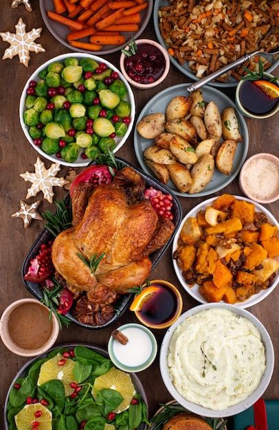 Christmas Meals Easy, Christmas Meal Plan, Christmas Themed Dishes, Uk Christmas Dinner, Christmas Meal Aesthetic, Christmas Dinner Meals, Christmas Dinner Aesthetic Food, Christmas Food Photoshoot, Christmas Dinner Hosting