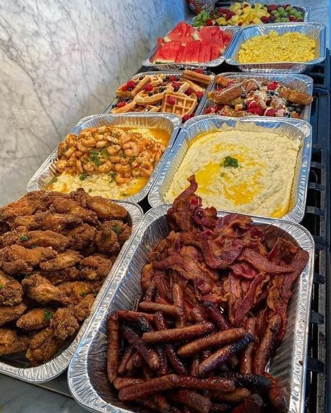 Big brunch Breakfast Brunch Party, Brunch Catering, Brunch Spread, Party Food Buffet, Soul Food Dinner, Buffet Food, Food Goals, Breakfast Brunch Recipes, Food Platters