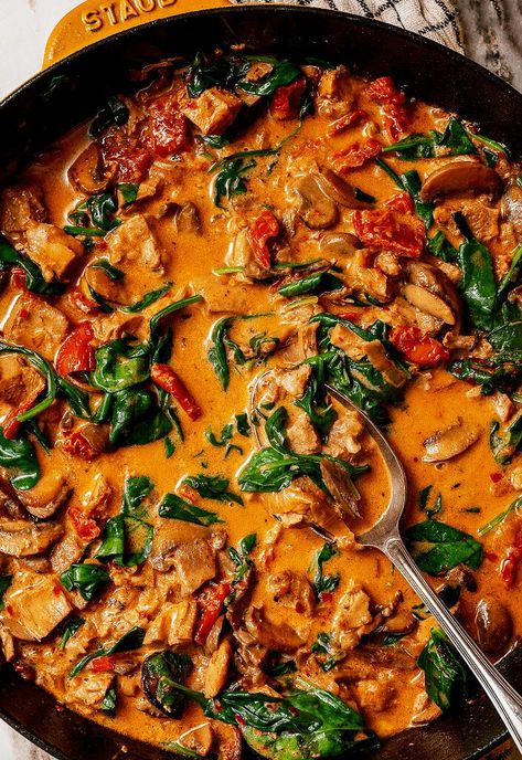 Creamy Sun-Dried Tomato Chicken Sundried Tomato Chicken, Food Recipes Healthy, 500 Calorie, Tomato Chicken, Tried And True Recipes, Cooking Tomatoes, Sundried Tomato, Small Pasta, Mushroom And Onions