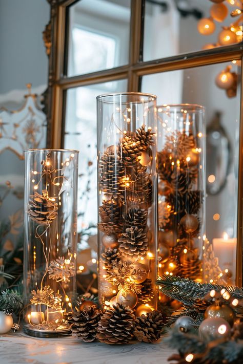 A beautifully decorated holiday table featuring easy-to-make Christmas centerpieces, simple table settings, and charming decorations, perfect for quick and festive holiday decor. Štědrý Den, Christmas Decorations Centerpiece, Cozy Christmas Decor, Christmas Table Centerpieces, Christmas Decor Inspiration, Christmas Themes Decorations, Christmas Inspo, Christmas Table Settings, Christmas Decor Ideas