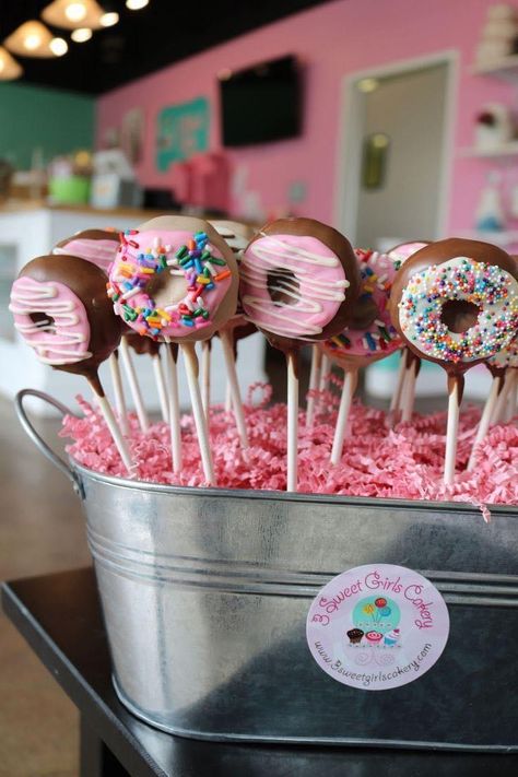 Donut Cake Pops, Bolo Simpsons, Donut Cakes, Fun Cake Pops, Donut Birthday Cake, Donut Theme Party, Tacos Easy, Dunkin Donut, Doughnut Party