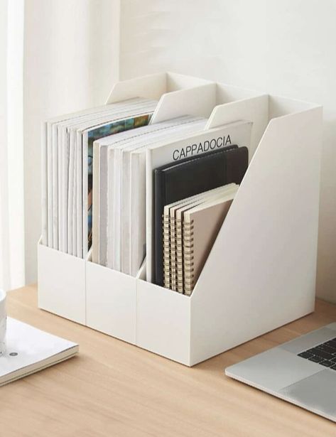 Magazine holders for desktop organization Book Organiser For Desk, White Desk Organizer, Functional Organization Ideas, Student Desk Storage Ideas, Work Desk Aesthetic Office, Office Accessories For Work, Desk Organization Aesthetic, Dorm Desk Organization, Study Desk Organization