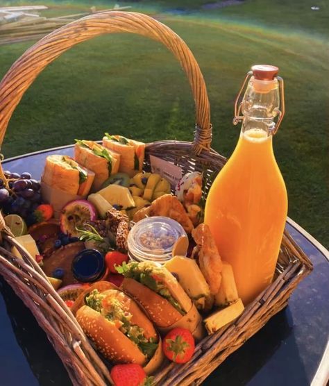 Picnic Food Basket, Picnic Food Ideas Aesthetic Junk Food, Picnic Basket Ideas Food, Cute Picnic Food Ideas, Pic Nic Food Ideas, Picnic Aesthetic Date, Picnic Dinner Ideas, Picnic Basket Aesthetic, Picnic Food Ideas Aesthetic