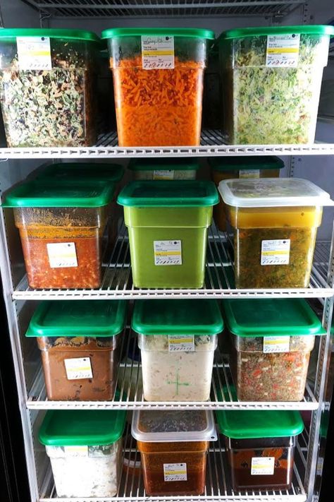 Chef Kitchen Organization, Kitchen Plastic Container Storage, Restaurant Food Storage, Restaurant Storage Organization, Professional Kitchen Organization, Cambro Food Storage, Cambro Containers, Commercial Kitchen Organization, Restaurant Kitchen Organization