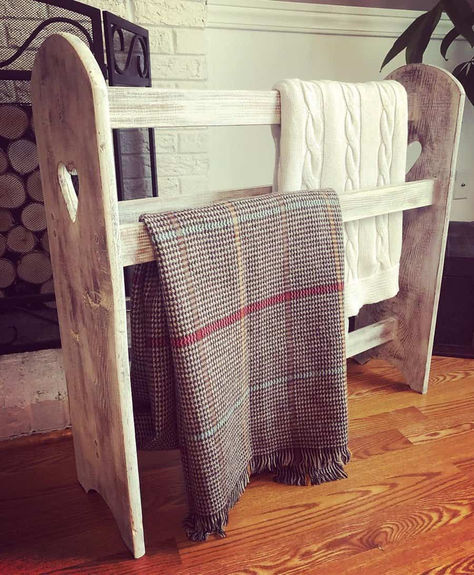 These blanket storage ideas will help you find the perfect solution for storing your collection of throw blankets. Hidden Blanket Storage, Nursery Blanket Storage, Diy Blanket Storage Ideas, Blanket Holder Ideas Living Rooms, Throw Blanket Storage, Blanket Storage Living Room, Blanket Storage Ideas, Blanket Storage Basket, Storage Baskets Diy