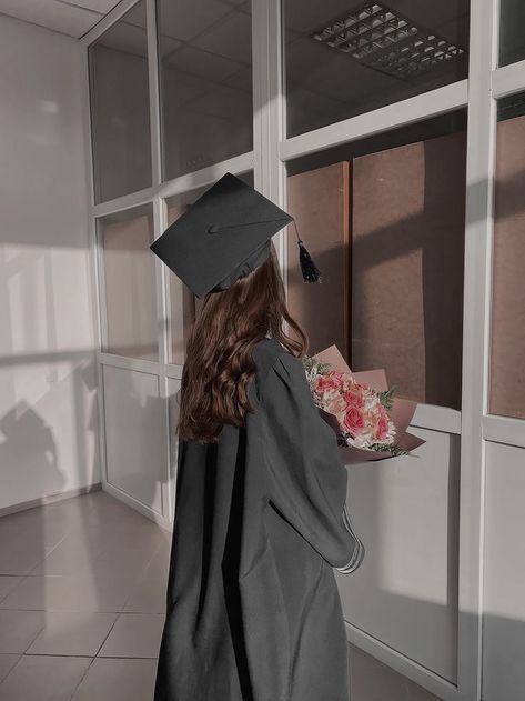 graduation aesthetic Graduation Cap Aesthetic Wallpaper, Graduation Hat Aesthetic, Convocation Photoshoot Ideas, Graduation Instagram Post, Graduation Pose Ideas, Graduation Aesthetic, Grad Picture Ideas, Cap And Gown Photos, Graduation Pic Ideas