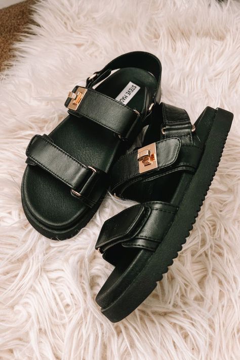 Steve Madden Sandals Outfit, Strap Sandals Outfit, Steve Madden Outfits, Best Travel Sandals, Steve Madden Black Sandals, Elegant Shoes Heels, Shoes Editorial, Heel Sandals Outfit, Basic Sandals