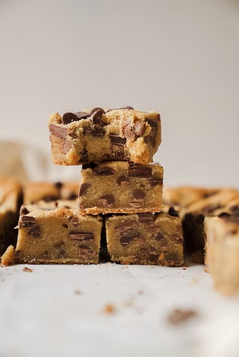 Blondies Photography, Brown Butter Desserts, 2023 Desserts, Biscoff Blondies, Brown Butter Blondies, Blondie Cake, Chocolate Blondies, Brown Butter Chocolate Chip, Chocolate Chip Blondies