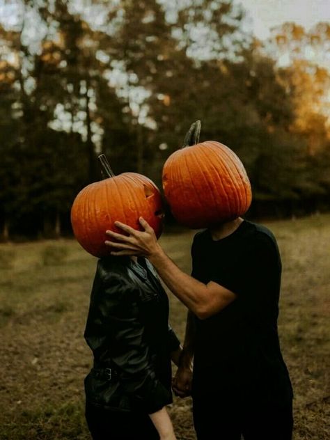 Pumpkin Head Maternity Shoot, Family Spooky Photoshoot, Pumpkin Head Couple Pictures, Pumpkin Family Photos, Spooky Maternity Pictures, Halloween Engagement Pictures, Halloween Maternity Photoshoot, Fall Pictures With Boyfriend, Spooky Family Photo Shoot