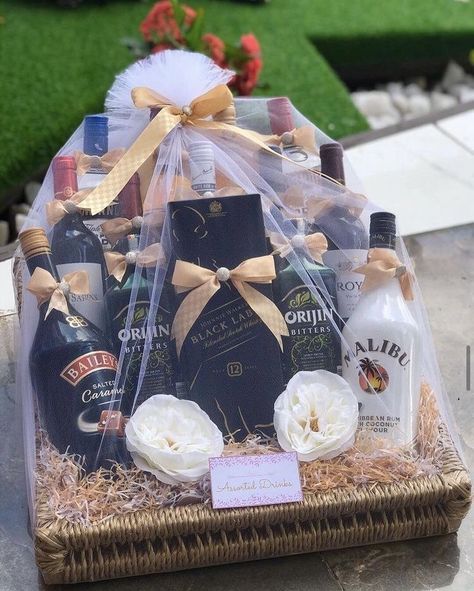 Basket Decoration Ideas Gift, Cane Basket Gift Hampers, Dowry Wrapping Ideas, White Gift Basket Ideas, Basket Packing Ideas, Basket Wrapping Ideas, Engagement Basket, Traditional African Wedding, Luxury Gift Baskets