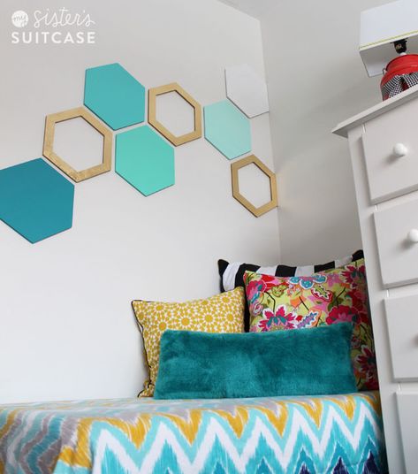 Cheap Diy Dorm Decor, Cardboard Decor, Cardboard Crafts Decoration, Diy Dorm Decor, Cardboard Diy, Diy Wall Decor For Bedroom, Hexagon Wall, Cheap Diy Home Decor, Diy Wand