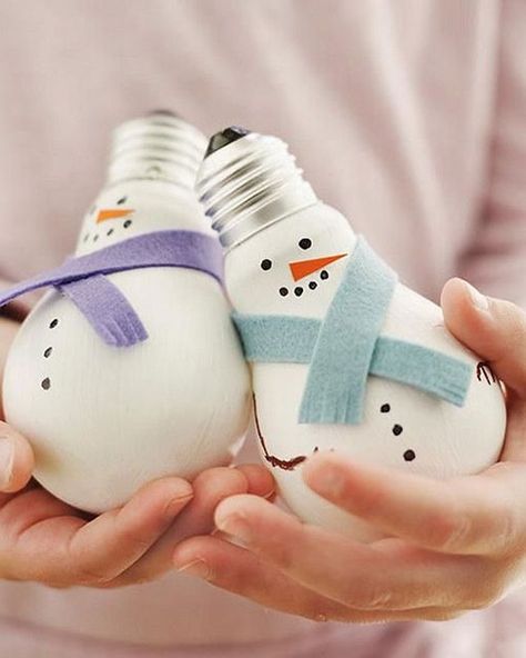 36 Easy Christmas Crafts - Light Bulb Snowmen Diy Light Bulb, Recycled Christmas Decorations, Contemporary Christmas Trees, Light Bulb Crafts, Painted Light Bulbs, Snowman Crafts Diy, Light Bulb Ornaments, Noel Diy, Diy Snowman