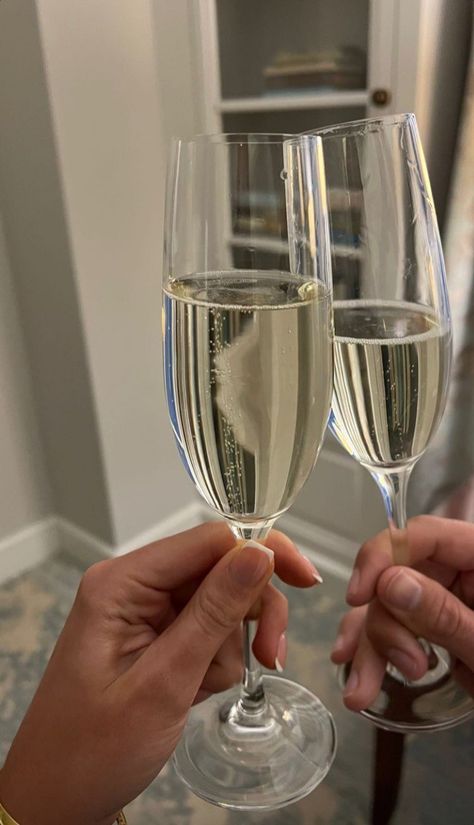 Luxury Drinks Aesthetic, Classy Drinking Aesthetic, Champagne Asthetic Picture, Classy Champagne Aesthetic, Toasting Champagne Aesthetic, Champaign Glass Aesthetic, Glass Champagne, Birthday Champagne Aesthetic, Champagne Girl Aesthetic