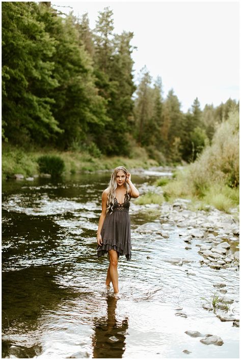 Best Senior Pictures, Old Timey Photoshoot Ideas, Poses For Pictures Instagram Outside, Photos In Water Ideas, Photo Water, Photoshoot By The Lake, Outside Poses Photo Shoots, River Photography Ideas, Senior Pictures By The Water