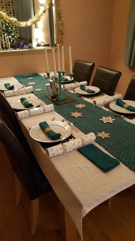 Teal gold silver Christmas table setting Silver Christmas Table, Christmas Table Decorations Centerpiece, Christmas Table Setting, Circle Table, Christmas Table Decor, Christmas Dinner Table, Silver Table, Christmas Table Settings, Silver Christmas