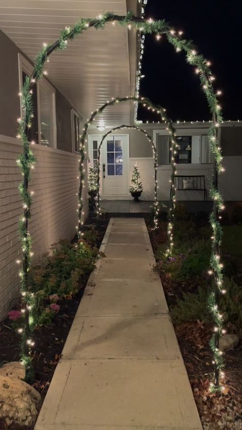 Sweet Christmas Decoration Tips Christmas Decor Lights Outdoor, Christmas Decor Ideas For Outdoors, Diy Lighted Archway, Christmas Park Decorations, Christmas Arches Outdoor Diy, Christmas Archway Outdoor Diy, Diy Christmas Arches Outdoor, Christmas Lights On Fence Outdoor, Outdoor Christmas Archway