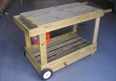 How to Build a Portable Potting Bench , and this site has way more DYI home projects too. Diy Pallet Decoration, Potting Bench Ideas, Diy Potting Bench, Potting Bench Plans, Potting Station, Potting Tables, Potting Table, Garden Cart, Pallet Decor