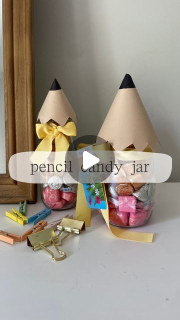 Kelly Oester - your new DIY mom friend on Instagram: "Follow @kelly.oester for more fun DIYs! ✨✨Use this idea for teacher appreciation week or save for the end of the year!   Such a fun way to gift candy and a giftcard! ✏️   #diy #motherhood #teachergifts #teacherappreciation #endofyeargifts #pencil #themes #schooltheme #school #simplediy #allthehearteyes #firstdayofschool #lastdayofschool #makeitwithmichaels @michaelsstores" Back To School Gift For Preschoolers, Pencil Jars For Teachers, Back To School Gift Ideas For Teachers, Teacher Appreciation Gifts End Of Year, Back To School Diy Ideas, Teacher Craft Gifts, Teacher Gifts Diy From Kids, Diy Preschool Teacher Gifts, Teacher Appreciation Gifts Diy Creative