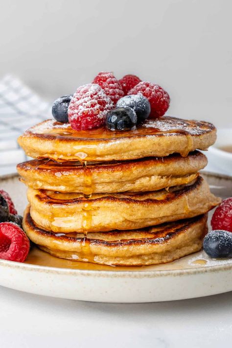 These Greek Yogurt Pancakes are so fluffy and delicious, you won't believe they're healthy! Full of protein and made with wholesome ingredients High Protein Granola, High Protein Dishes, Whipped Yogurt, Greek Yogurt Pancakes, Protein Overnight Oats, Protein Granola, Yogurt Pancakes, Perfect Healthy Breakfast, Healthy Greek Yogurt