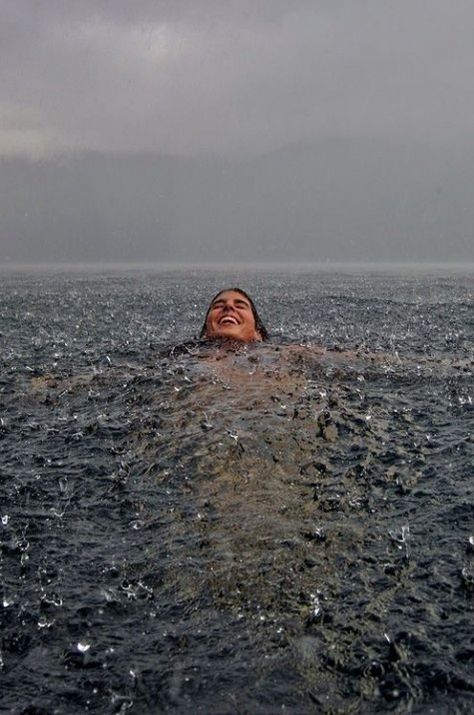 embracing the rain Foto Tips, In The Ocean, Her Eyes, 인물 사진, Photo Instagram, In The Rain, Photo Contest, Rainy Days, Looking Up