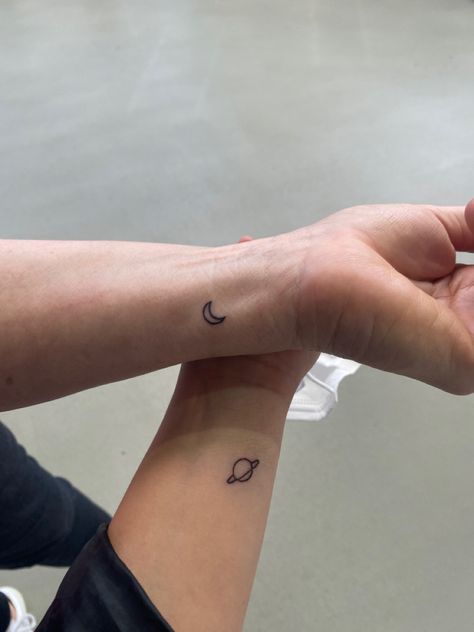 Small Moon And Saturn Tattoo, Small Matching Wrist Tattoos, Moon And Saturn Matching Tattoo, Best Friend Tattoos Taylor Swift, Matching Tattoos Taylor Swift, Ars Longa Vita Brevis Tattoo, To The Moon And To Saturn Tattoo, Small Tattoo Couple, Love You To The Moon And To Saturn Tattoo