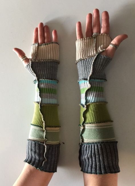 Diy Gloves Fingerless, Upcycling Clothes With Crochet, Sewing Fingerless Gloves, Diy Fingerless Gloves From Socks, How To Make Fingerless Gloves, Aesthetic Fingerless Gloves, Fingerless Gloves Sewing Pattern, Gloves Pattern Sewing, Sew Gloves