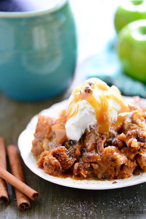 Over 20 Slow Cooker Desserts you MUST make! Flavored Cakes, Apple Bread Pudding Recipe, Apple Bread Pudding, Pumpkin Crunch Cake, Bread Pudding With Apples, Pumpkin Crunch, Gunny Sack, Slow Cooker Recipes Dessert, Slow Cooker Apples