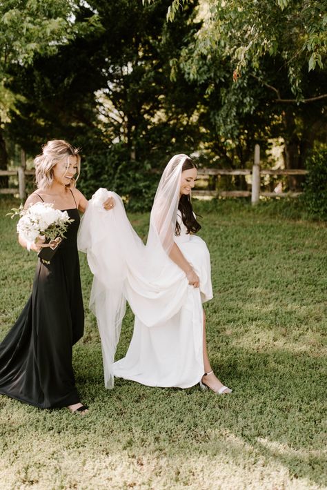 Wedding Photo Ideas With Maid Of Honor, Maid Of Honor Only Wedding, Maid Of Honor Photos Funny, Bride And Jr Bridesmaid Pictures, Maid Of Honor Pics With Bride, Brides And Maid Of Honor Pictures, Bride With Individual Bridesmaid, Wedding Photos With One Bridesmaid, Wedding Pictures Maid Of Honor