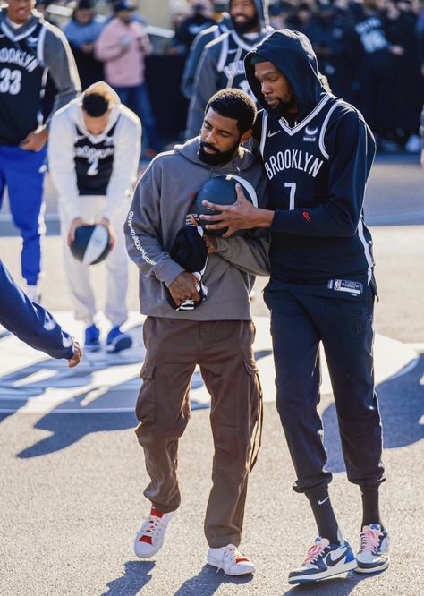 Kyrie Outfit, Kyrie And Kd, Kyrie Irving Outfits, Kyrie Irving Fits, Kevin Durant Outfits, Jordan Poole Fashion, Nba Players Outfits, Jordan Poole With Dreads, Jordan Poole And Friends