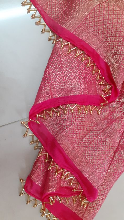 Sadi Latkan Design, Unique Latkan Designs, Tassel Saree Designs, Saree Palav Latkan, Latkan For Saree Pallu, Kongulu Designs Latest, Saree Tessels Design Latest, Saree Tassels Designs Latest With Beads, Saree Pallu Tassels