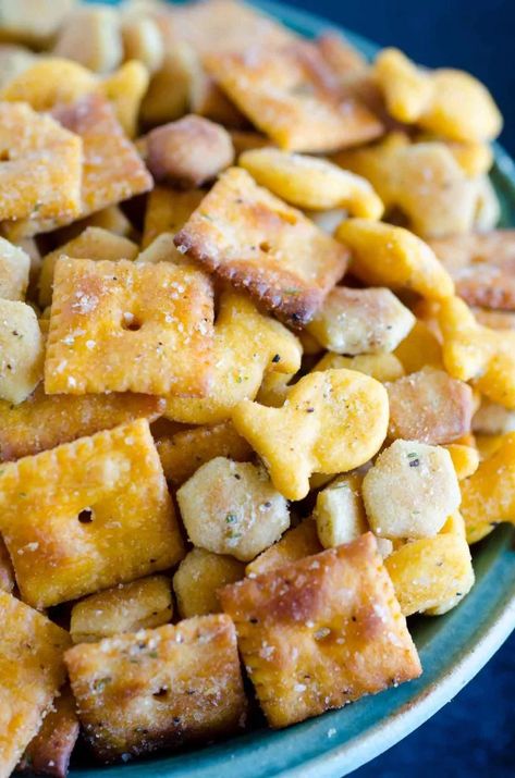 Cracker Mix With Ranch, Salty Snack For Party, Oyster Cracker Snack Mix Recipes, Snacks For Tailgating, Float Trip Snacks, Salty Snacks For Party Finger Foods, Pool Snacks For Adults, Oyster Crackers Recipe, Ranch Oyster Crackers