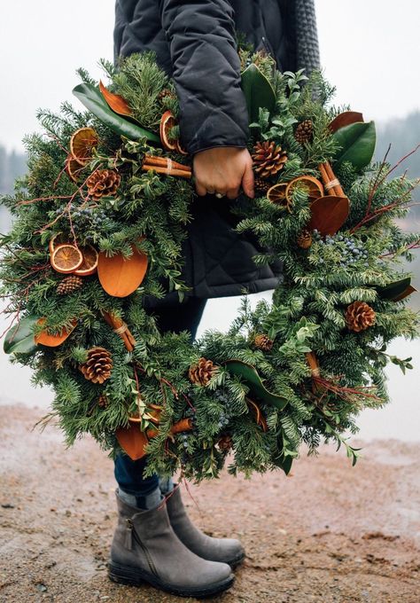 Julkransar Diy, Navidad Natural, Dekoratívne Vence, Jul Diy, Winter Ideas, Christmas Time Is Here, Natural Christmas, Christmas Inspo, 2024 Christmas