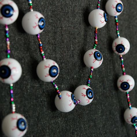 Diy Halloween Garland, Diy Halloween Home Decor, Diy Garlands, Scary Christmas, Creepy Halloween Decorations, Creepy Christmas, Adornos Halloween, Halloween Eyeballs, Ping Pong Balls