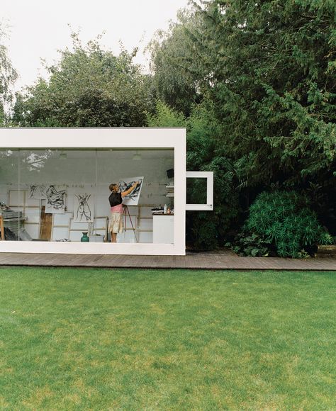 Phillips designed Judith a stark white, glass-fronted art studio. Story via Dwell, Photo by Richard Powers Home Art Studios, Backyard Art Studio, Architecture Art Nouveau, Small Art Studio, Richard Powers, Studio Shed, Art Studio Space, Modern Shed, Art Studio Room