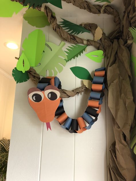 Jungle Theme Classroom Decorations, Tropisk Fest, Jungle Theme Decorations, Jungle Theme Classroom, Jungle Thema, Reptile Party, Jungle Decorations, Deco Jungle, Jungle Theme Birthday