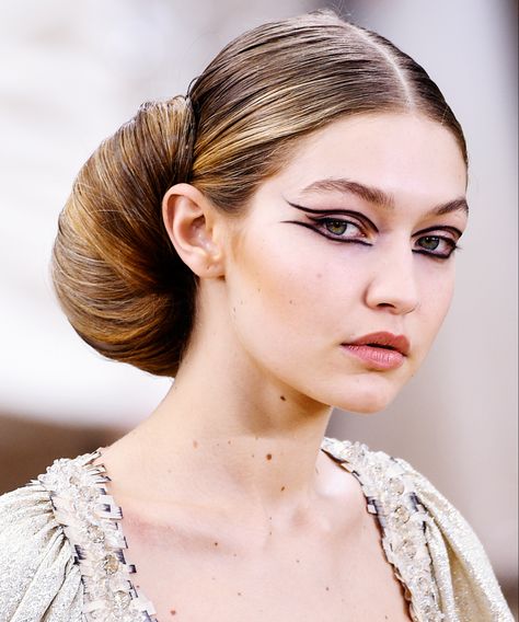 Here's 15 times we completely fangirled over Gigi Hadid's hair. Haute Couture Hair, Catwalk Makeup, Fashion Editorial Makeup, Fashion Show Makeup, Mekap Mata, Show Makeup, Runway Hair, High Fashion Makeup, Avant Garde Makeup