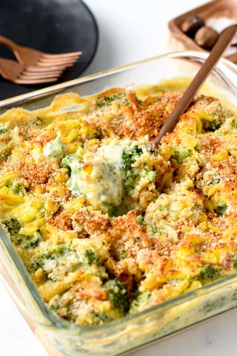 This Broccoli Gratin recipe is an easy, healthy comforting French-inspired dinner that combine steamed broccoli baked in a creamy bechamel sauce. Plus, this French-inspired Gratin is also vegetarian and a perfect meat-free dinner ready in 30 minutes. Best Cheese Sauce, Broccoli Au Gratin, Broccoli Gratin, Broccoli Side Dish, Au Gratin Recipes, Broccoli Bake, French Recipes, Vegetable Casserole, Bechamel Sauce